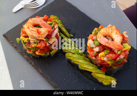 Crète, Grèce. Une crevette, avocat et salade hachée servi sur la plaque d'ardoise de démarrage Banque D'Images
