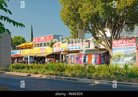 Boutiques sur Riva ; promenade en bord de mer, les entreprises, les fournisseurs, colorées, signes, heure d'or, la Dalmatie, Split, Croatie, Europe, l'été, horizontal Banque D'Images