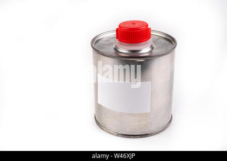 Récipient en métal pour produits chimiques avec un autocollant blanc vide. Une plaque d'étain avec un bouchon en plastique. Arrière-plan blanc. Banque D'Images