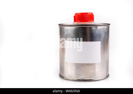 Récipient en métal pour produits chimiques avec un autocollant blanc vide. Une plaque d'étain avec un bouchon en plastique. Arrière-plan blanc. Banque D'Images