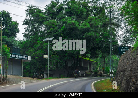 Vagamon, Kerala, Inde- 07 juillet 2019 Peerumedu:Erattupetta road à vagamon hill station Banque D'Images