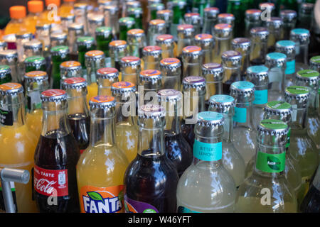 Rotterdam Pays-Bas, le 27 juin 2019. Variété de boissons gazeuses boissons en bouteilles de verre, fond markthal, Rotterdam vue rapprochée Banque D'Images