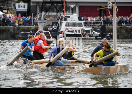 Les gens prennent part à la course de bateaux en carton qu'ils utilisent des tubes de carton comme avirons durant le premier tour au Bristol Harbour Festival, où des centaines de bateaux se sont rassemblés dans le centre-ville port flottant. Banque D'Images