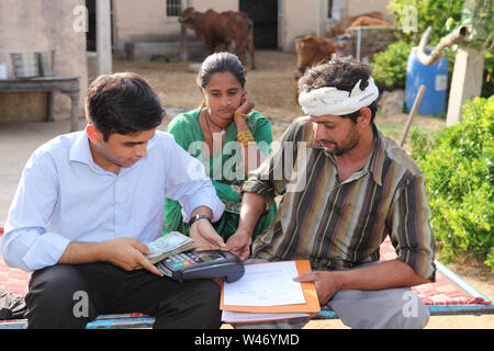 Prendre direction indiennes thumb impression d'un agriculteur sur une machine transfert d'argent Banque D'Images