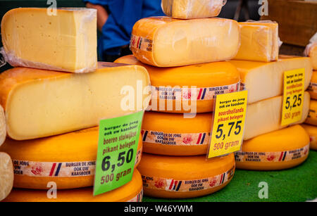 Rotterdam Pays-Bas, 29 juin 2019. Fromages néerlandais, ensemble les roues rondes et de prix, de Rotterdam markthal, Banque D'Images