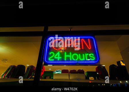 En néon d'ouvrir 24 heures sur un écran unique dans la nuit à Harlem, Manhattan, New York City, USA Banque D'Images