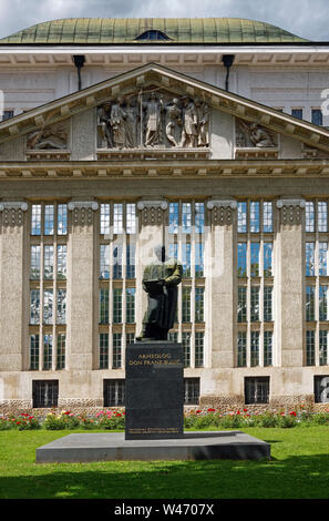 Archives de l'État croate ; bâtiment Art nouveau décoratif ; 1913 ; Frane Bulic statue, archéologue, Fer à Cheval vert des parcs ; Zagreb, Croatie, Europe ; s Banque D'Images