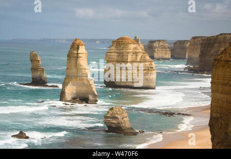 En regardant les rochers des douze apostels le long de la Great Ocean Road en Australie du Sud sur un jour de tempête Banque D'Images