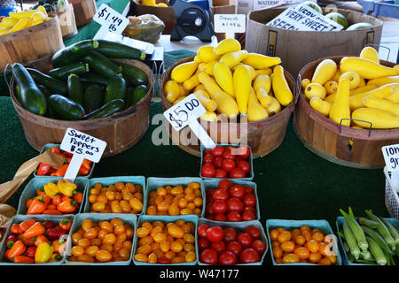 Près de de légumes de saison en vente au marché des fermiers de Caroline du Nord à Raleigh. Banque D'Images