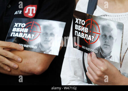 Les gens tiennent des pancartes avec des portraits du journaliste Pavel Sheremet lors d'un anniversaire de la mort.Des dizaines de personnes ont commémoré le journaliste Pavel Sheremet sur le deuxième anniversaire de son assassinat dans une voiture-bombe dans le centre de Kiev. Banque D'Images