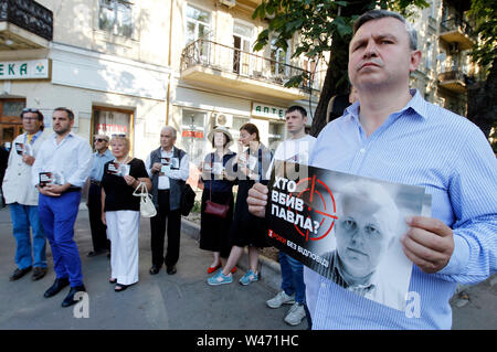 Les gens tiennent des pancartes avec des portraits du journaliste Pavel Sheremet lors d'un anniversaire de la mort.Des dizaines de personnes ont commémoré le journaliste Pavel Sheremet sur le deuxième anniversaire de son assassinat dans une voiture-bombe dans le centre de Kiev. Banque D'Images