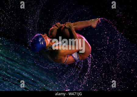 Gwangju. 20 juillet, 2019. Un athlète effectue au cours de l'événement Gala de natation artistique à du monde de la Fina à Gwangju, Corée du Sud, le 20 juillet 2019. Credit : Bai Xuefei/Xinhua/Alamy Live News source : Xinhua/Alamy Live News Banque D'Images