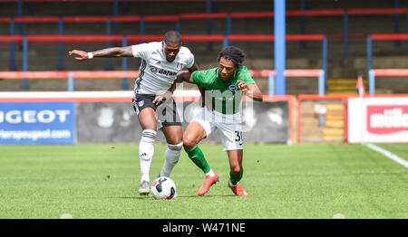 Bernardo de Brighton est abordé par Ivan Cavaleiro de Fulham pendant la pré saison friendly match de football entre Fulham et Brighton et Hove Albion au stade de l'installation électrique à Aldershot 20 JUILLET 2019 . Banque D'Images