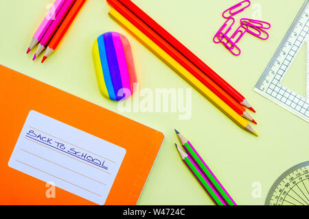 Retour à l'école Carnet de notes et crayons avec trombones en caoutchouc et un jeu de géométrie Banque D'Images
