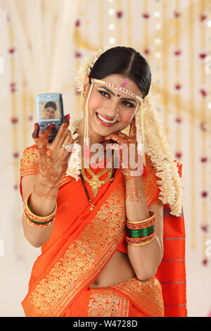 La prise de photo de la mariée indienne elle-même avec un téléphone appareil photo Banque D'Images
