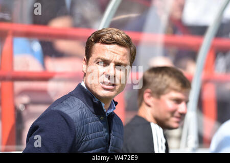 20 juillet 2019 Royaume-Uni Aldershot - Fulham manager Scott Parker au cours de la pré saison friendly match de football entre Fulham et Brighton et Hove Albion au stade de l'installation électrique à Aldershot . Crédit photo : Simon Dack / Alamy Live News Banque D'Images