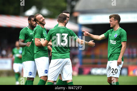 20 juillet 2019 Royaume-Uni Aldershot - Glenn Murray de Brighton (à gauche) est tout sourire avec n° 13 Pascal Gross de Brighton après avoir marqué pendant la première moitié d'un coup franc au cours de la pré saison friendly match de football entre Fulham et Brighton et Hove Albion au stade de l'installation électrique à Aldershot . Crédit photo : Simon Dack / Alamy Live News Banque D'Images