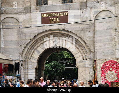 Istanbul, Turquie - 05/29/2010 : foule et magasins en face de Nuruasmaniye Camii gate. Banque D'Images