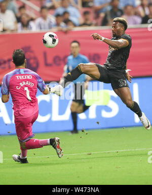 Shanghai. 20 juillet, 2019. Adama Traore (R) de Wolverhampton Wanderers fait concurrence au cours d'un Trophée de l'Asie entre match Manchester City Wolverhampton Wanderers et dans l'est de la Chine à Shanghai le 20 juillet 2019. Credit : Ding Ting/Xinhua/Alamy Live News Banque D'Images