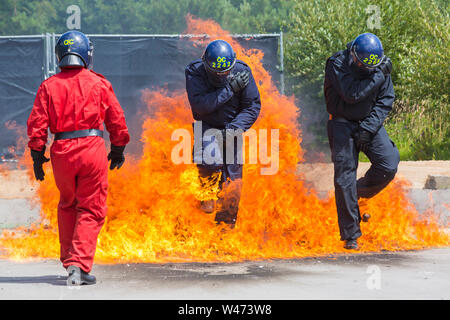 Winfrith, Dorset, UK. 20 juillet 2019. Journée Portes Ouvertes - Dorset Dorset Police police démontrer certaines de l'excellent travail qu'ils font pour maintenir la communauté en sécurité, mettant souvent leur propre vie en danger. Des milliers d'assister à l'événement pour en savoir plus, montrer leur soutien et l'occasion pour les enfants et les familles à s'impliquer et de s'amuser avec des activités interactives. Cocktail Molotov. Credit : Carolyn Jenkins/Alamy Live News Banque D'Images