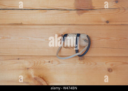 Trou dans le mur en bois pour l'interrupteur électrique ou socket. Banque D'Images