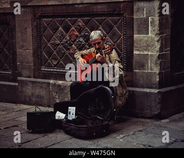 Artiste de rue qui joue de la guitare dans la rue. Banque D'Images