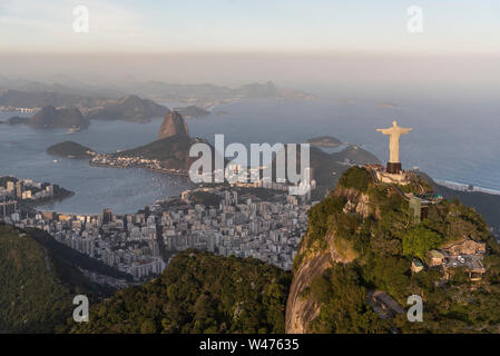 Vue depuis la fenêtre de l'hélicoptère à Rio de Janeiro, Brésil Banque D'Images