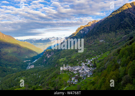 Village alpin de Soglio au lever du soleil d'en haut, de la vallée de Bregaglia, canton de Grisons, Suisse Banque D'Images