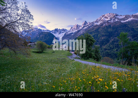 Crépuscule sur le long chemin vers les prés fleuris de la vallée de Bregaglia, Soglio, canton des Grisons, Suisse Banque D'Images