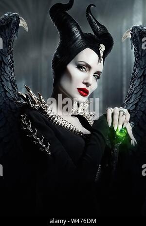 ANGELINA JOLIE : maléfique dans MISTRESS OF EVIL (2019), réalisé par JOACHIM RONNING. Credit : WALT DISNEY PICTURES / Album Banque D'Images