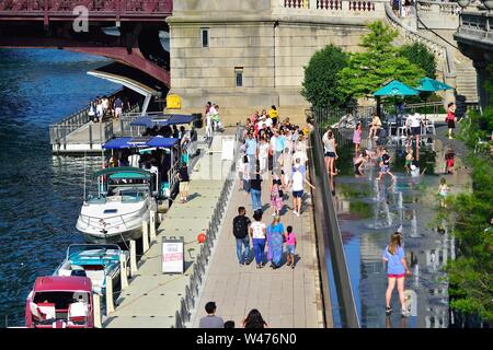 Chicago, Illinois, USA. Le Riverwalk Chicago, une passerelle de niveau d'eau le long de la rive sud de la rivière Chicago. Banque D'Images