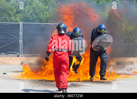 Winfrith, Dorset, UK. 20 juillet 2019. Journée Portes Ouvertes - Dorset Dorset Police police démontrer certaines de l'excellent travail qu'ils font pour maintenir la communauté en sécurité, mettant souvent leur propre vie en danger. Des milliers d'assister à l'événement pour en savoir plus, montrer leur soutien et l'occasion pour les enfants et les familles à s'impliquer et de s'amuser avec des activités interactives. Cocktail Molotov. Credit : Carolyn Jenkins/Alamy Live News Banque D'Images