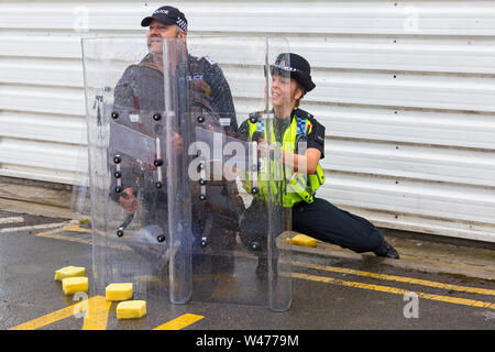 Winfrith, Dorset, UK. 20 juillet 2019. Journée Portes Ouvertes - Dorset Dorset Police police démontrer certaines de l'excellent travail qu'ils font pour maintenir la communauté en sécurité, mettant souvent leur propre vie en danger. Des milliers d'assister à l'événement pour en savoir plus, montrer leur soutien et l'occasion pour les enfants et les familles à s'impliquer et de s'amuser avec des activités interactives. Esquivant les éponges humides ! Credit : Carolyn Jenkins/Alamy Live News Banque D'Images