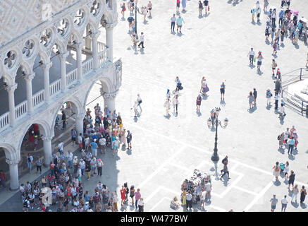 Vue aérienne de la place St Marc avec des foules de touristes à Venise en Italie Banque D'Images