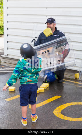 Winfrith, Dorset, UK. 20 juillet 2019. Journée Portes Ouvertes - Dorset Dorset Police police démontrer certaines de l'excellent travail qu'ils font pour maintenir la communauté en sécurité, mettant souvent leur propre vie en danger. Des milliers d'assister à l'événement pour en savoir plus, montrer leur soutien et l'occasion pour les enfants et les familles à s'impliquer et de s'amuser avec des activités interactives. Jeter les éponges humides les enfants. Credit : Carolyn Jenkins/Alamy Live News Banque D'Images