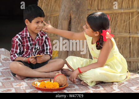 Girl tilak sur le front de son frère au festival Raksha Bandhan Banque D'Images