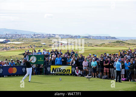 La République d'Irlande Shane Lowry tees au large de la 4e au cours de la troisième journée de l'Open Championship 2019 au Club de golf Royal Portrush. Banque D'Images