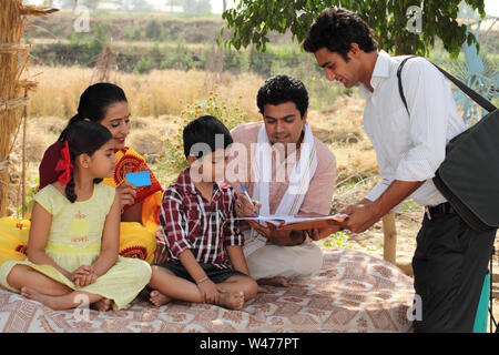 Exécutif prenant la signature d'un agriculteur Banque D'Images