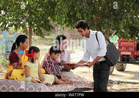 Exécutif prenant la signature d'un agriculteur Banque D'Images