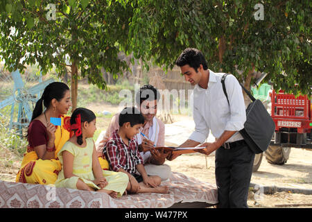 Exécutif prenant la signature d'un agriculteur Banque D'Images