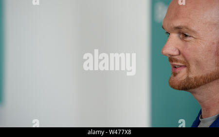 Berlin, Allemagne. 20 juillet, 2019. Astronaut Alexander Gerst parle aux journalistes lors de la fête de la lune à l'occasion du 50e anniversaire du premier atterrissage sur la lune dans le Planétarium de Berlin. Après, il a donné une conférence pour les visiteurs du festival. Crédit : Paul Zinken/dpa/Alamy Live News Banque D'Images