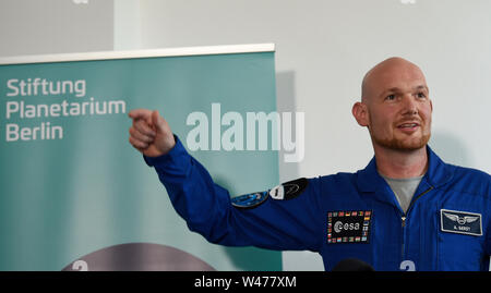 Berlin, Allemagne. 20 juillet, 2019. Astronaut Alexander Gerst parle aux journalistes lors de la fête de la lune à l'occasion du 50e anniversaire du premier atterrissage sur la lune dans le Planétarium de Berlin. Après, il a donné une conférence pour les visiteurs du festival. Crédit : Paul Zinken/dpa/Alamy Live News Banque D'Images