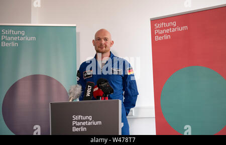 Berlin, Allemagne. 20 juillet, 2019. Astronaut Alexander Gerst parle aux journalistes lors de la fête de la lune à l'occasion du 50e anniversaire du premier atterrissage sur la lune dans le Planétarium de Berlin. Après, il a donné une conférence pour les visiteurs du festival. Crédit : Paul Zinken/dpa/Alamy Live News Banque D'Images