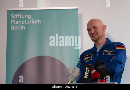 Berlin, Allemagne. 20 juillet, 2019. Astronaut Alexander Gerst parle aux journalistes lors de la fête de la lune à l'occasion du 50e anniversaire du premier atterrissage sur la lune dans le Planétarium de Berlin. Après, il a donné une conférence pour les visiteurs du festival. Crédit : Paul Zinken/dpa/Alamy Live News Banque D'Images