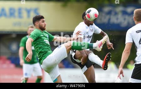 20 juillet 2019 Royaume-Uni Aldershot - Alireza Jahanbakhsh de Brighton obtient son pied en pendant la pré saison friendly match de football entre Fulham et Brighton et Hove Albion au stade de l'installation électrique à Aldershot . Crédit photo : Simon Dack / Alamy Live News Banque D'Images