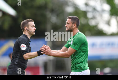 Aldershot UK 20 juillet 2019 - Florin etone de Brighton fait la paix avec les arbitres assistant pendant le match de football amical d'avant-saison entre Fulham et Brighton et Hove Albion au stade des Services électriques à Aldershot . Crédit : Simon Dack / Alamy Live News - usage éditorial seulement Banque D'Images