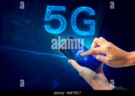 Liens créatifs background, téléphone mobile 5G avec hologramme sur l'arrière-plan de la nouvelle ère mondiale, le concept de réseau 5G mobile haute vitesse, Int Banque D'Images