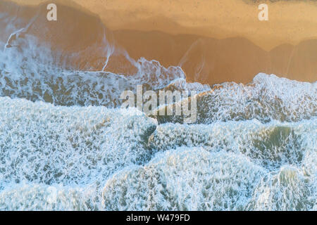 Vue aérienne des vagues de l'océan sur une plage de sable fin, l'Afrique du Sud Banque D'Images