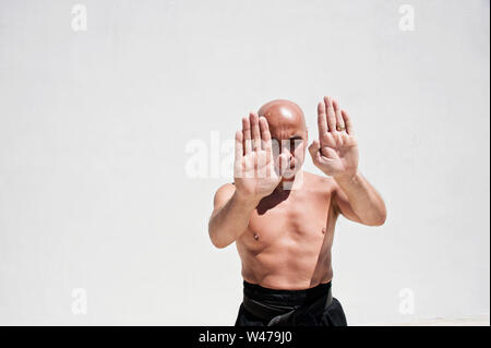 L'âge moyen man practicing martial arts self défense et la pleine conscience. Banque D'Images