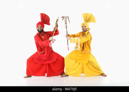 Deux hommes qui font de la danse bhangra Banque D'Images